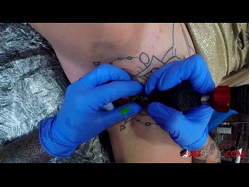❤️ Keçika pir tattookirî Sully Savage tattooek li ser klîtorê xwe kir. Pornoya hişk li me ☑